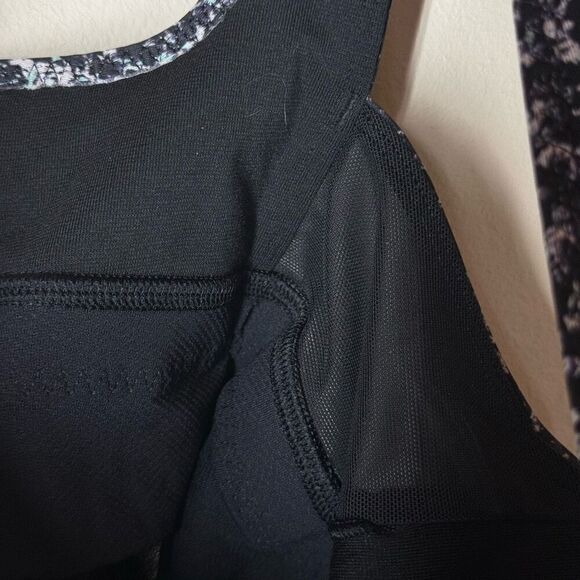 Lululemon Run Times Tank Top in Heathered Black / Rocky Road Sand Dune Ground 8 - Picture 12 of 12